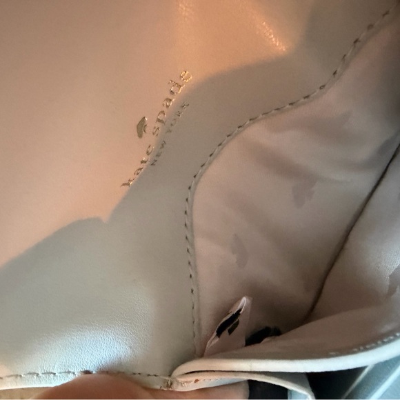 Kate Spade Gemma NWOT White/pale grey Scalloped Edge Compact Wallet 4.5x4 - Picture 5 of 11
